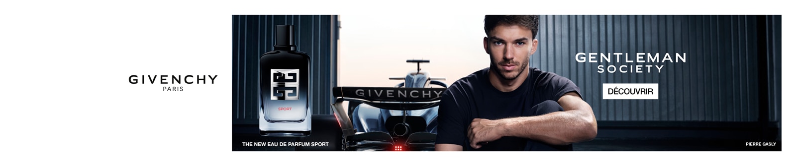 Givenchy Gentleman Society Eau de Parfum Sport mit dunklem Flakon neben einem Rennwagen in industrieller Umgebung, begleitet vom Markenlogo Givenchy.